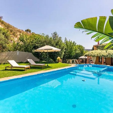 Dm Elegant And Charming Villa Foinikia  Room photo