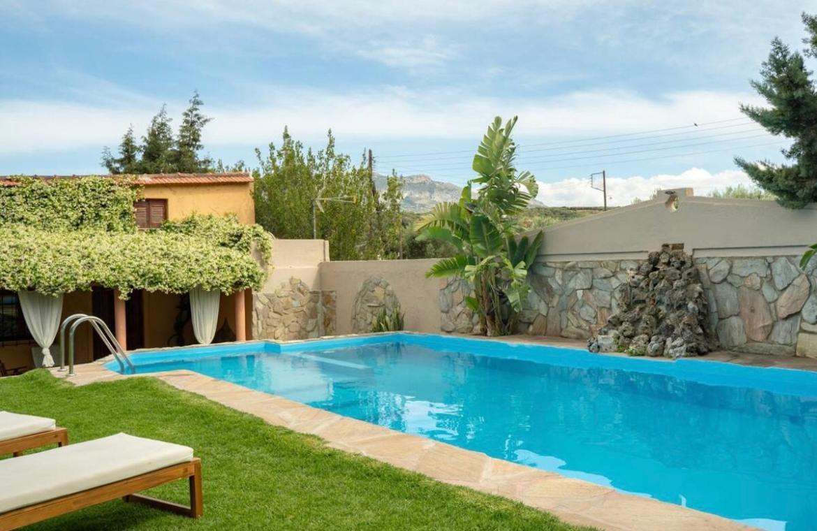 Dm Elegant And Charming Villa Foinikia  Room photo