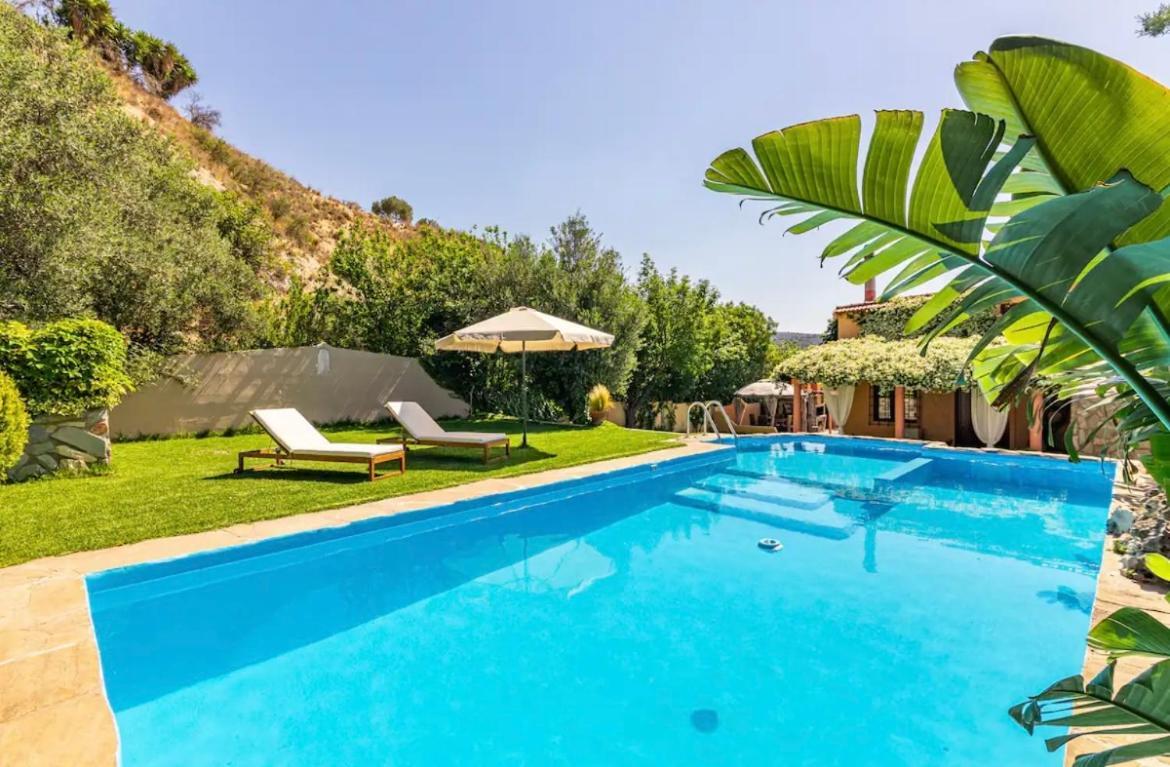 Dm Elegant And Charming Villa Foinikia  Room photo